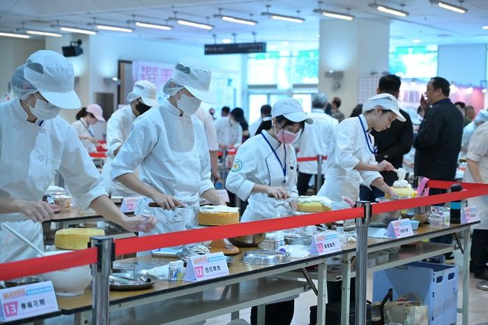 選手們認真抹面