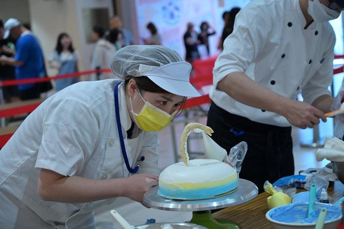 奶油蛋糕組選手專注裝飾蛋糕