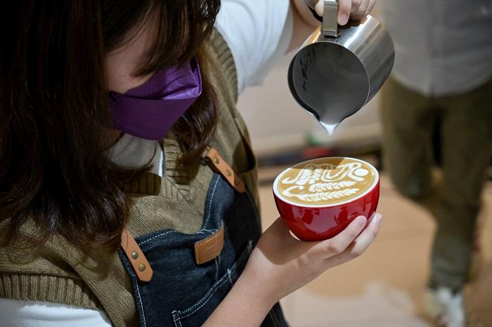 咖啡拉花高中職組冠軍劉子筠。