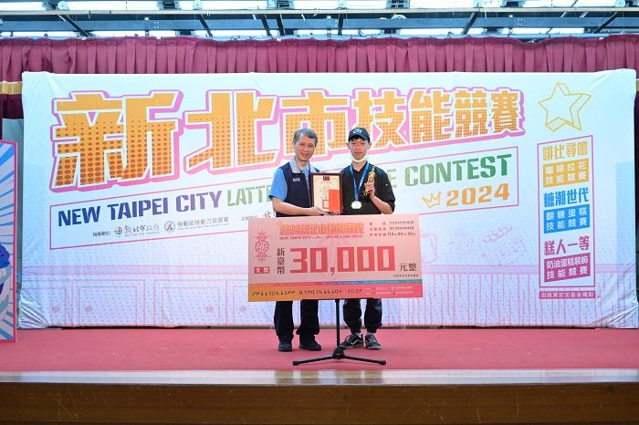 奶油蛋糕裝飾組冠軍陳奕辰獲得3萬元獎金。