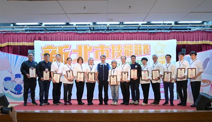 勞工局長陳瑞嘉與評審大合照。