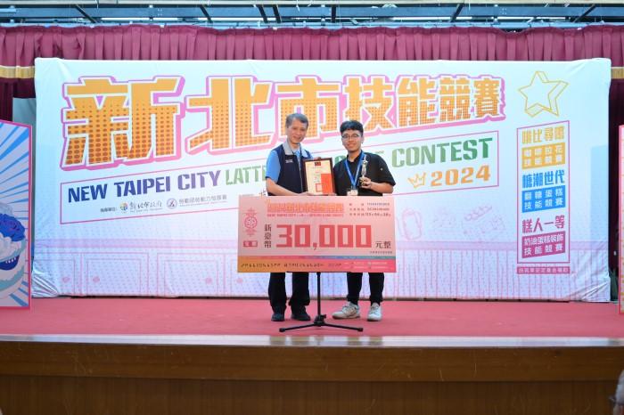 翻糖蛋糕靜態展示組的黃騰正獲得3萬元獎金。