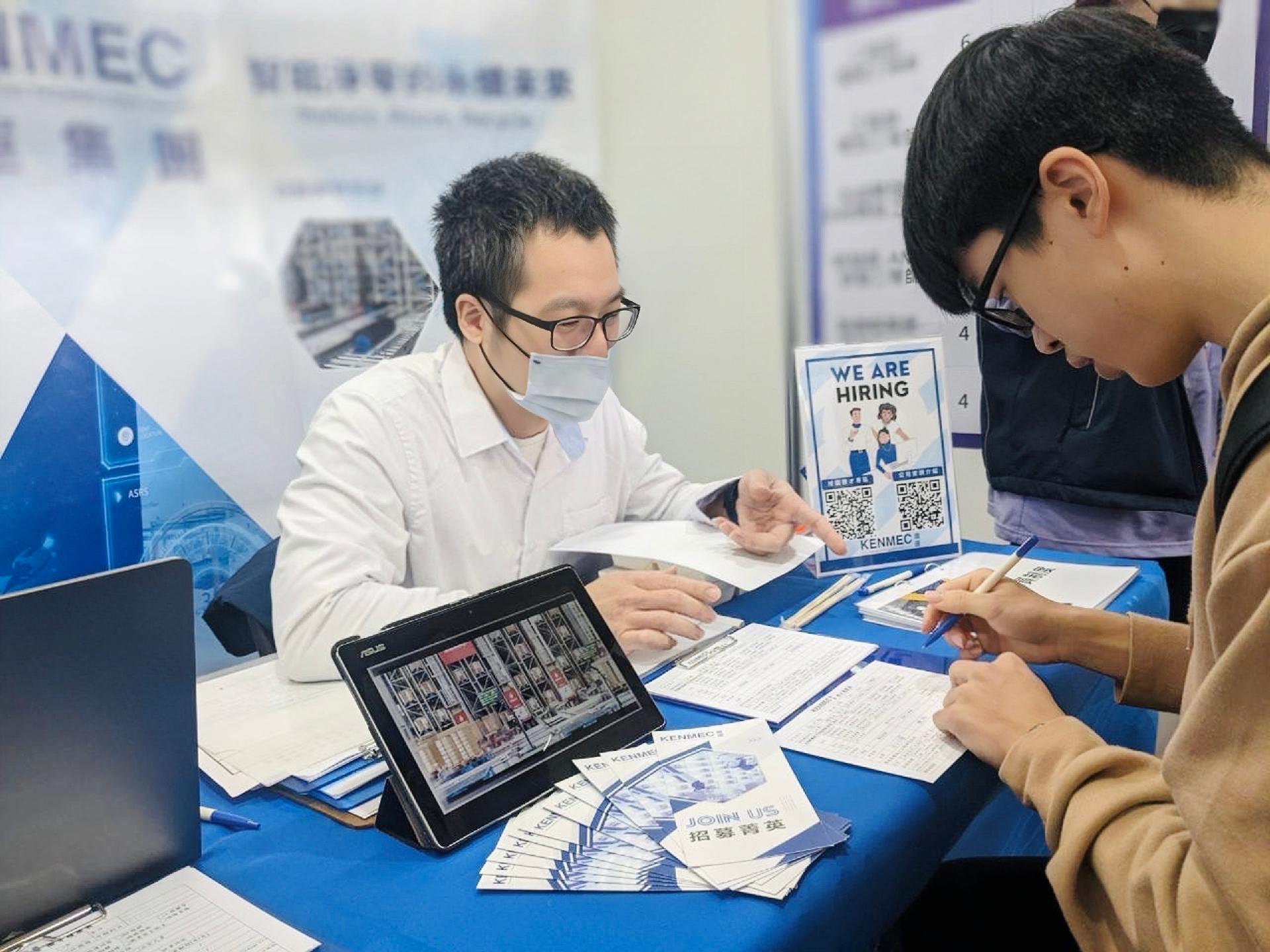 廠商與學生面試