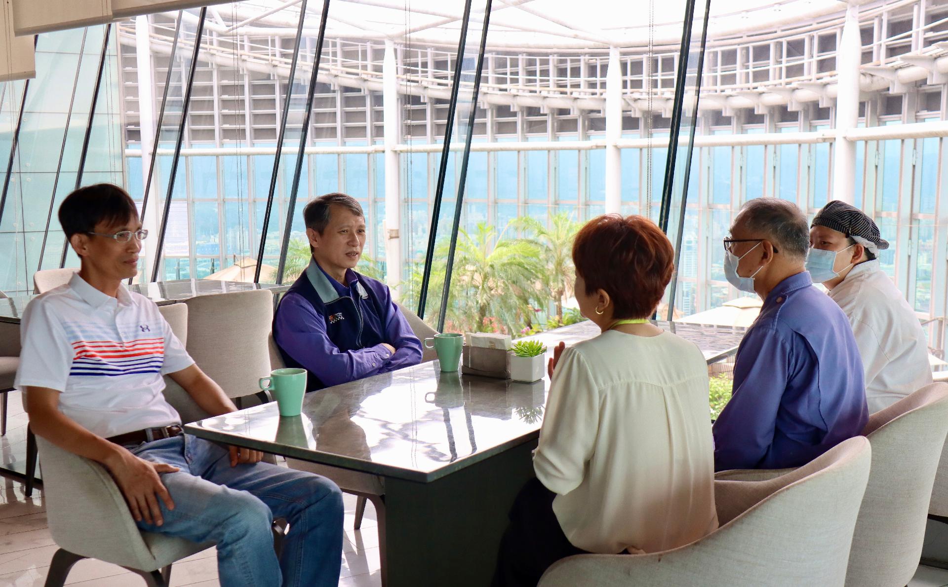 圖說3勞工局長陳瑞嘉與兩位中高齡員工及張經理寒暄。