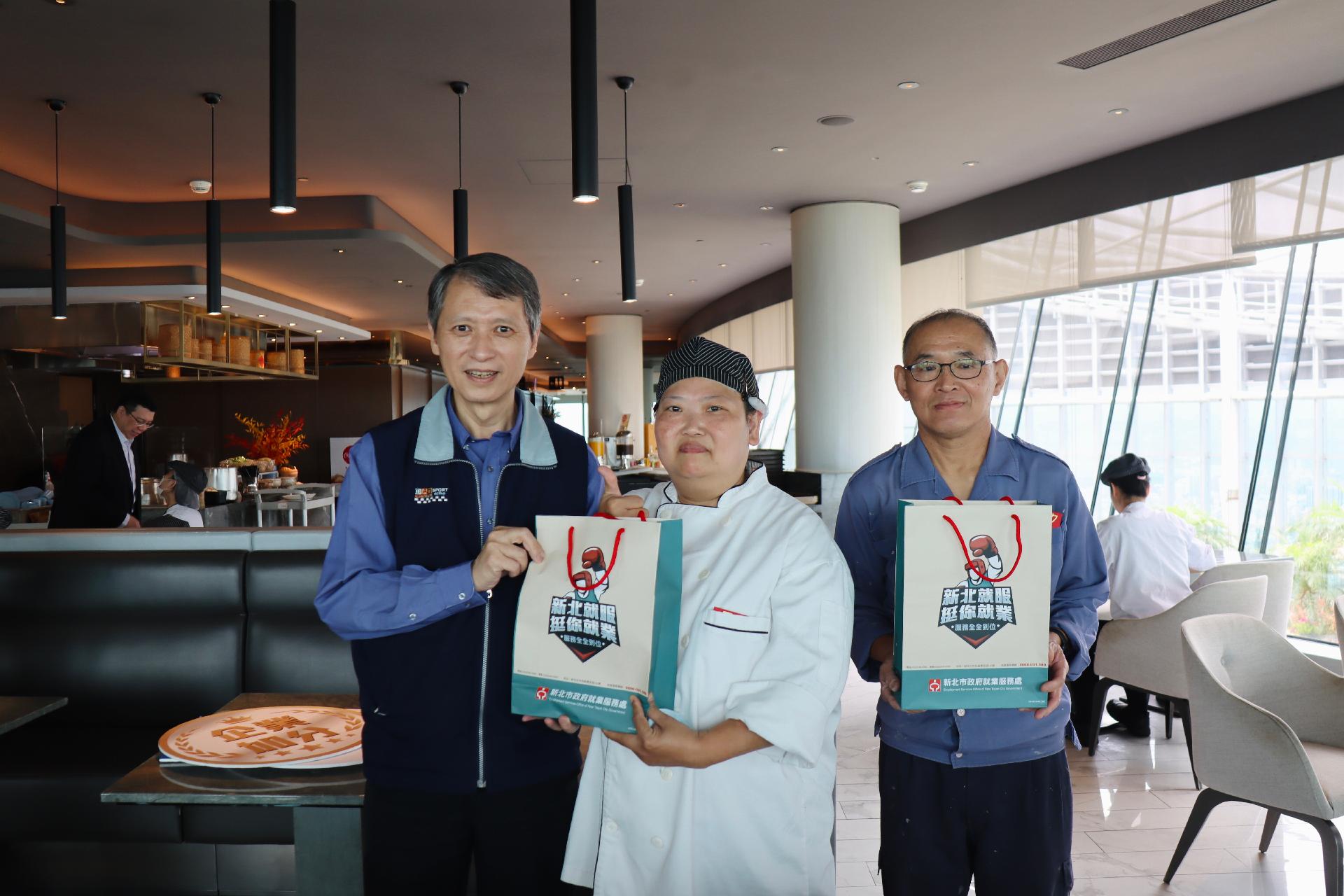 圖說2勞工局長陳瑞嘉與Mega50中高齡員工合照。