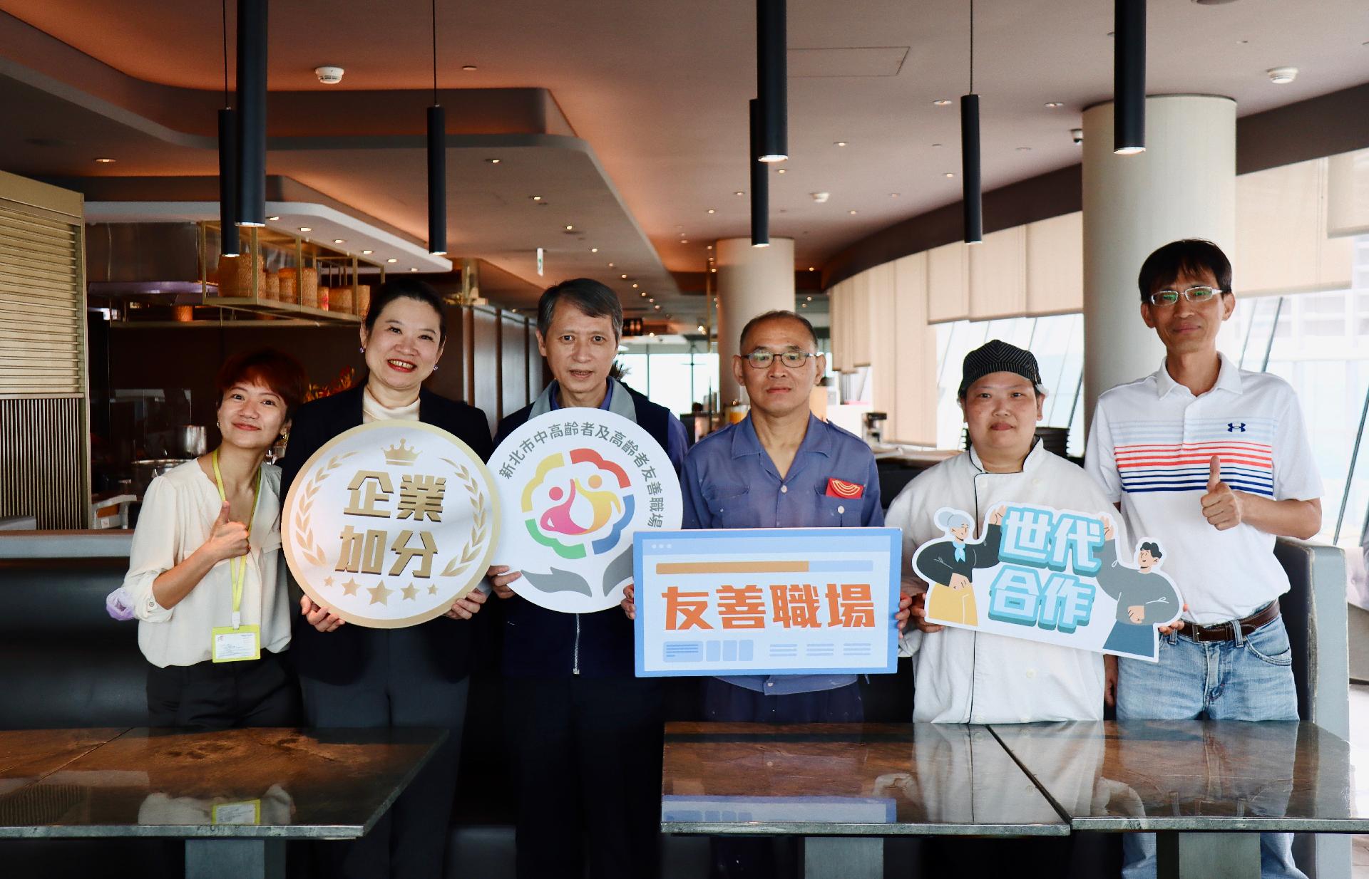 圖說1勞工局長陳瑞嘉代表侯市長於勞動節慰勉Mega50中高齡員工。