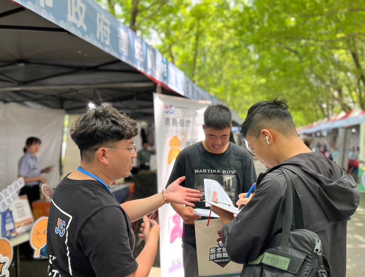宣導攤位提供青年尋職建議