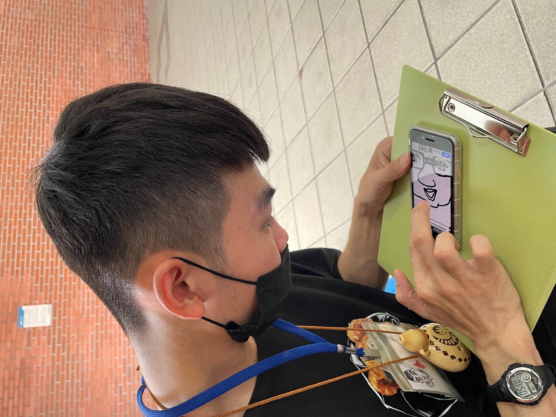 阿哲對繪畫非常有興趣，特別用手機手繪就服員的Q版人像來感謝他的幫助