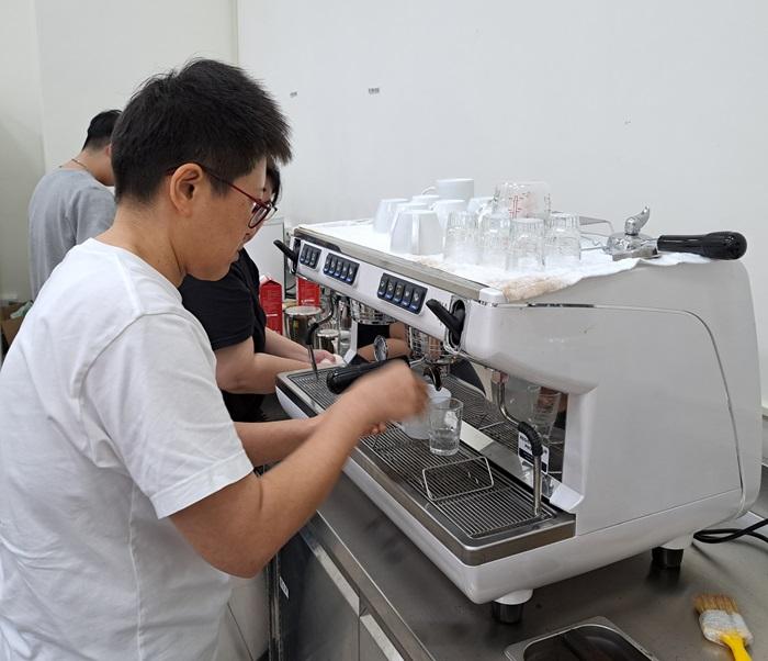 學員熟練操作義式咖啡機