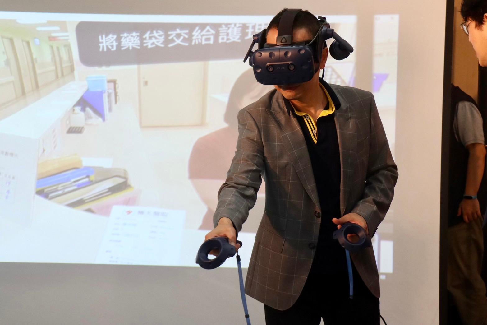 威務公司總經理林華成親自體驗VR醫院傳送員的工作