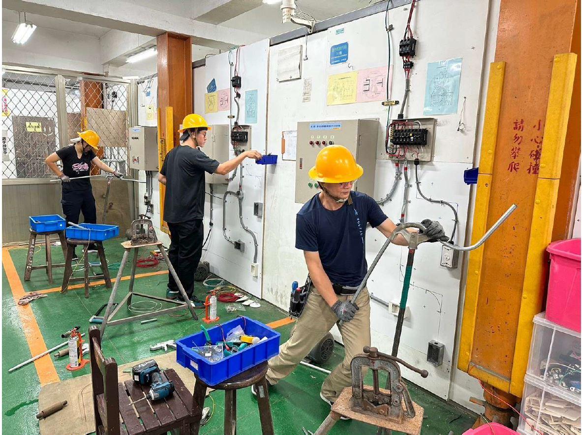 勞工綑綁鋼筋示範