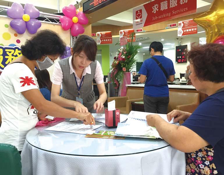 就業服務臺同仁，協助中高齡求職者填寫相關表格。