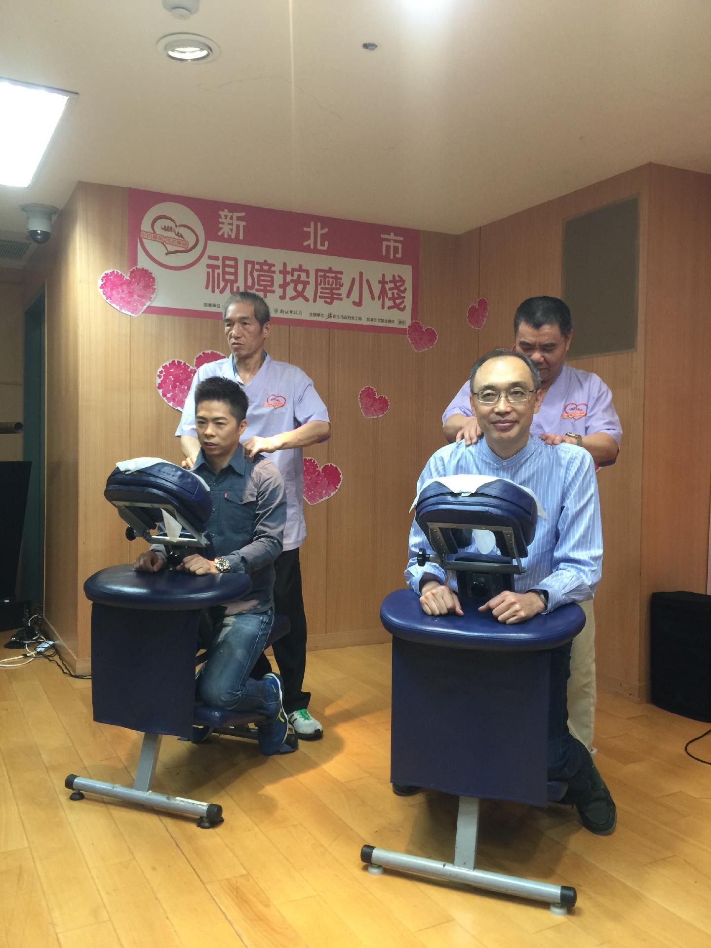 勞工局長謝政達與活動大使的林義傑一同為視障按摩站台。