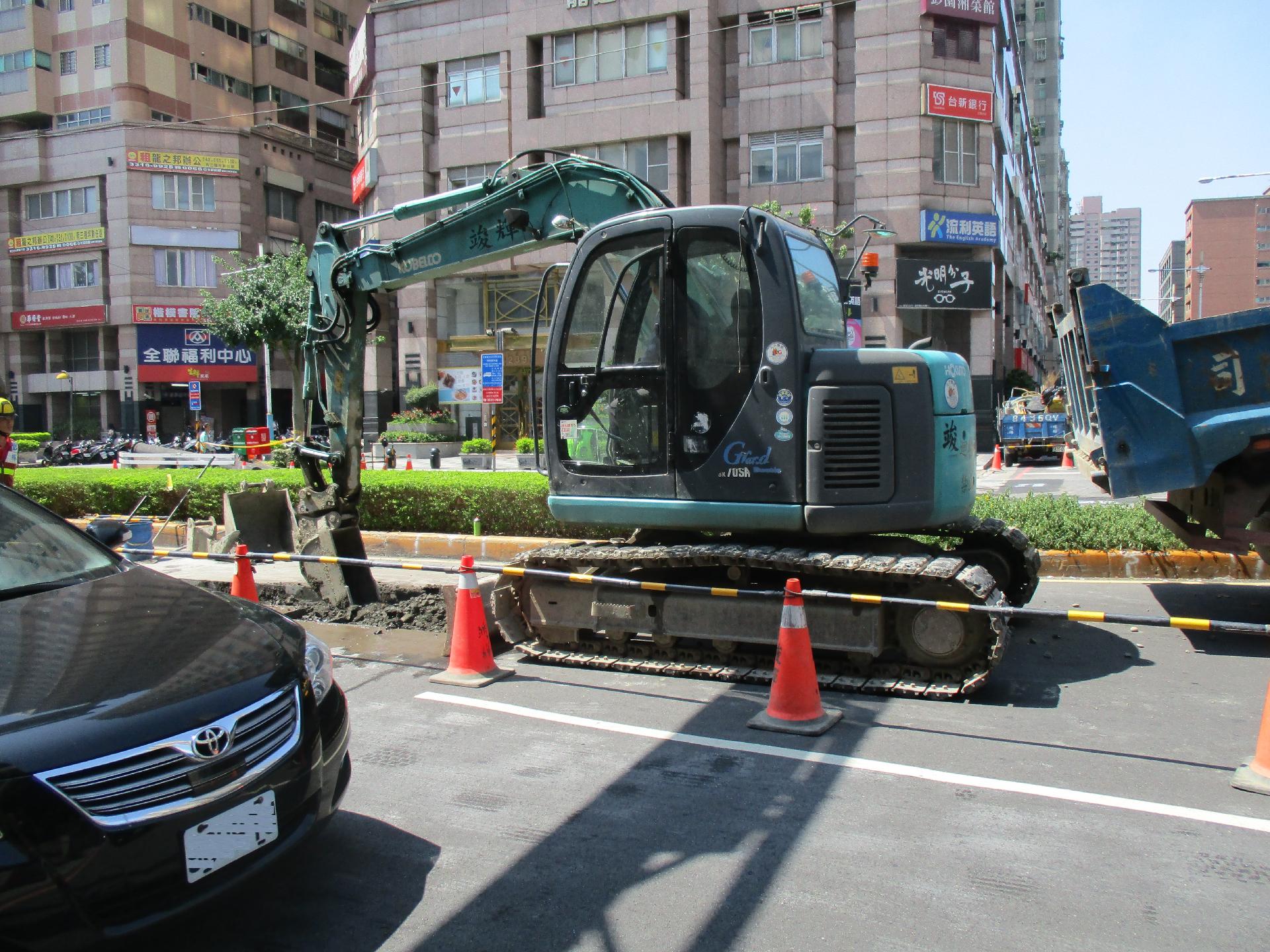 03裝設旋轉警示燈及蜂鳴器