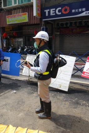 03人員戴用空氣呼吸器