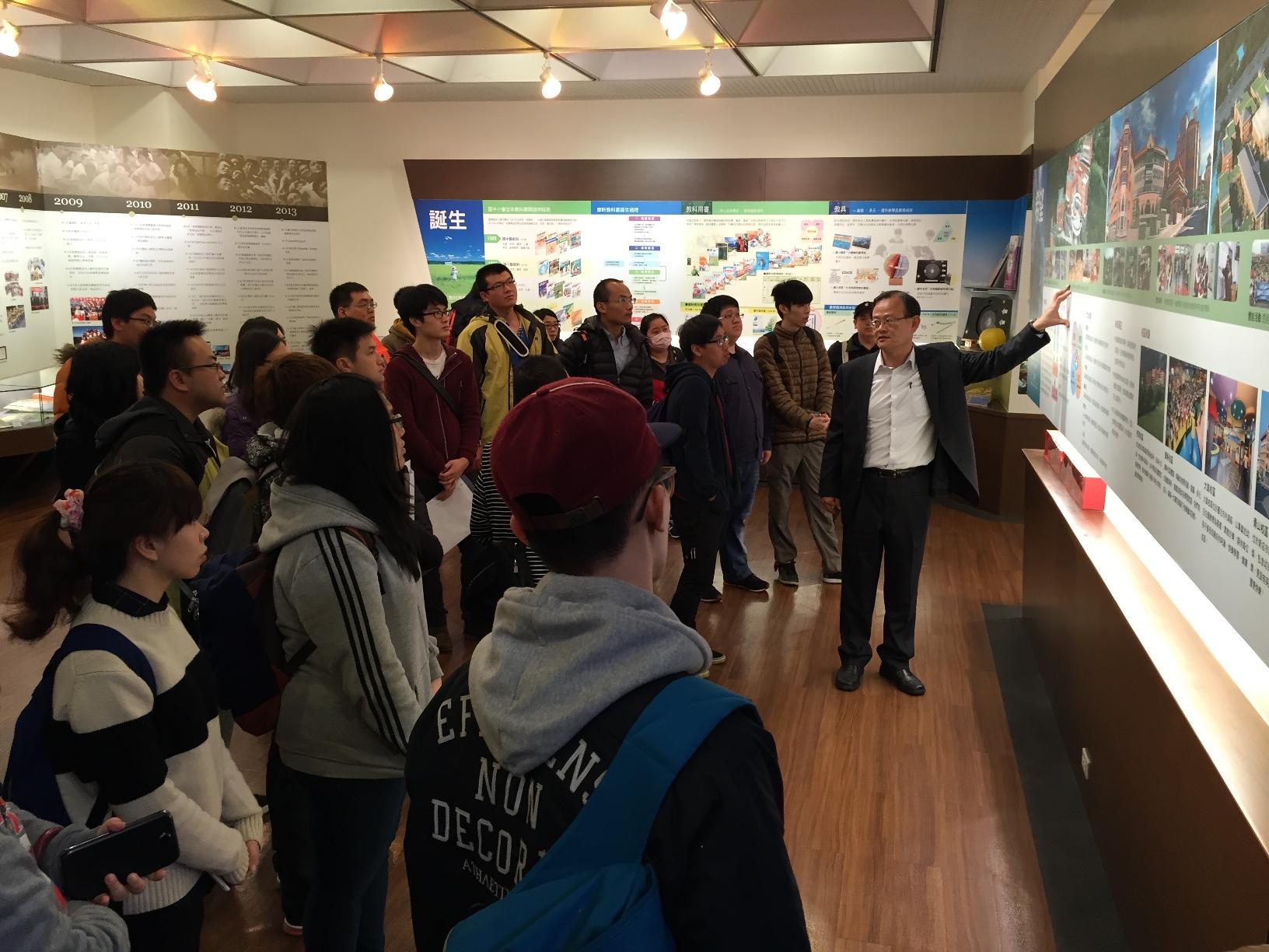 學員於參訪中專心聆聽廠商說明。