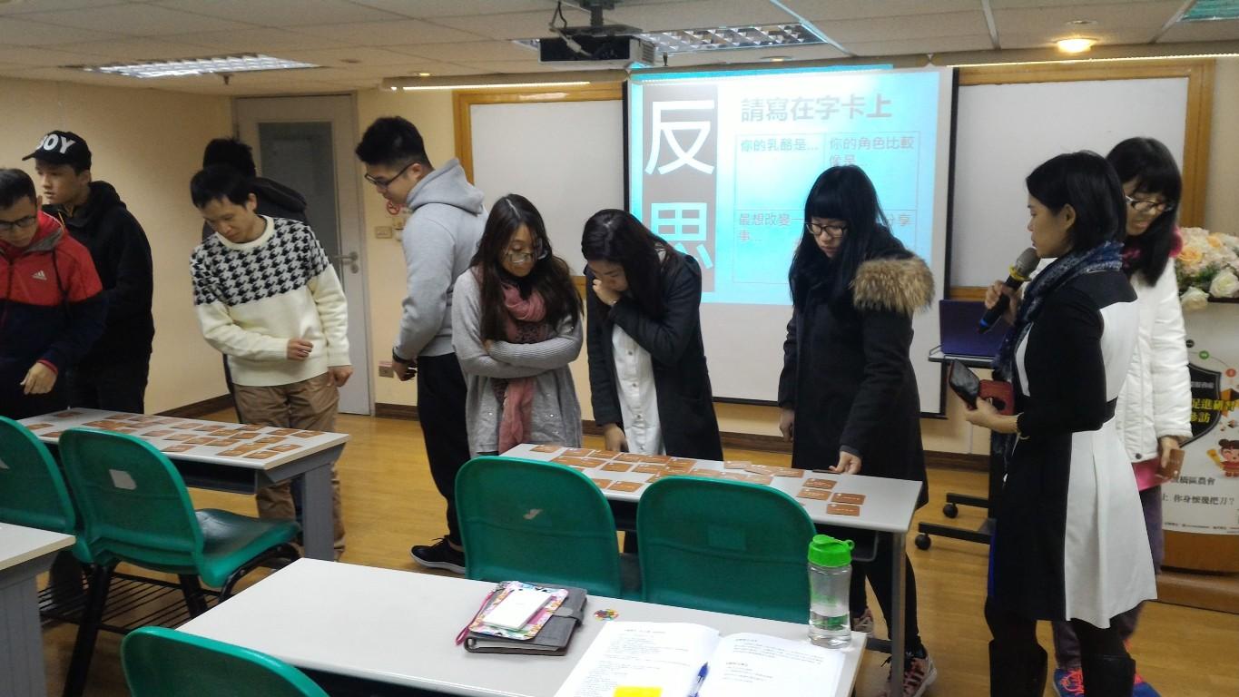 講師華玲鑾分組引導學員選擇牌卡 -挑選心中屬意的職業。