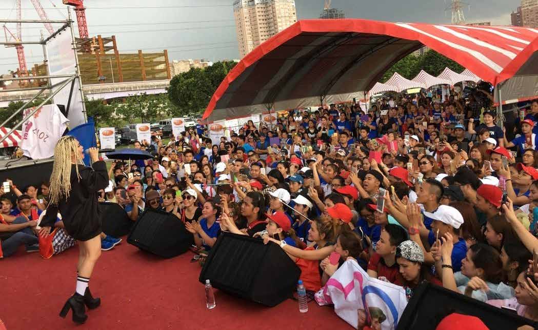 活動跨海請來當紅女歌手KZ TANDINGAN，馬上吸引大批粉絲.jpg