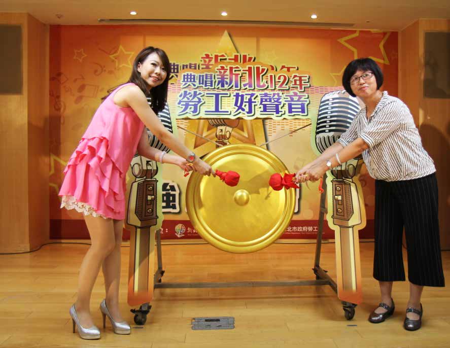 勞工局副局長許秀能(右)與甲子慧(左)共同敲鑼.jpg