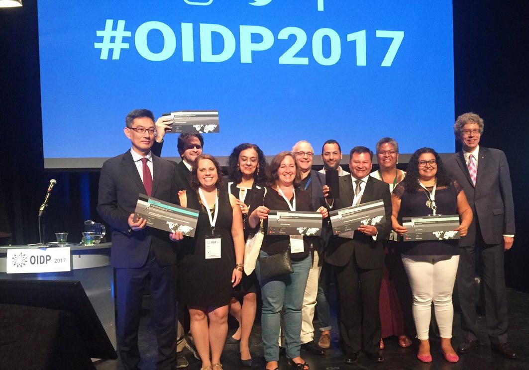 新北市前秘書處長林芥佑代 表上臺接獲歐盟組織表揚.jpg