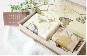 版6_3 「愛盲臻品-芙蓉花漾禮盒」。外盒包裝與國立歷史博物館合作，重現傅心畬大師經典畫作圖像。.jpg