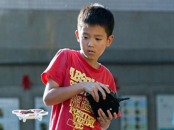 歡迎家長帶著小孩一同體驗多旋翼無人飛行器的樂趣.jpg