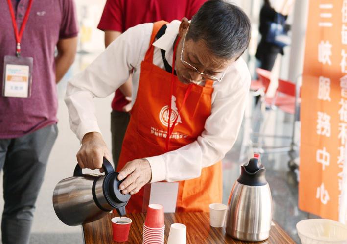 參與式預算方案-伊甸基金會三峽中心身障學員手沖咖啡試飲。
