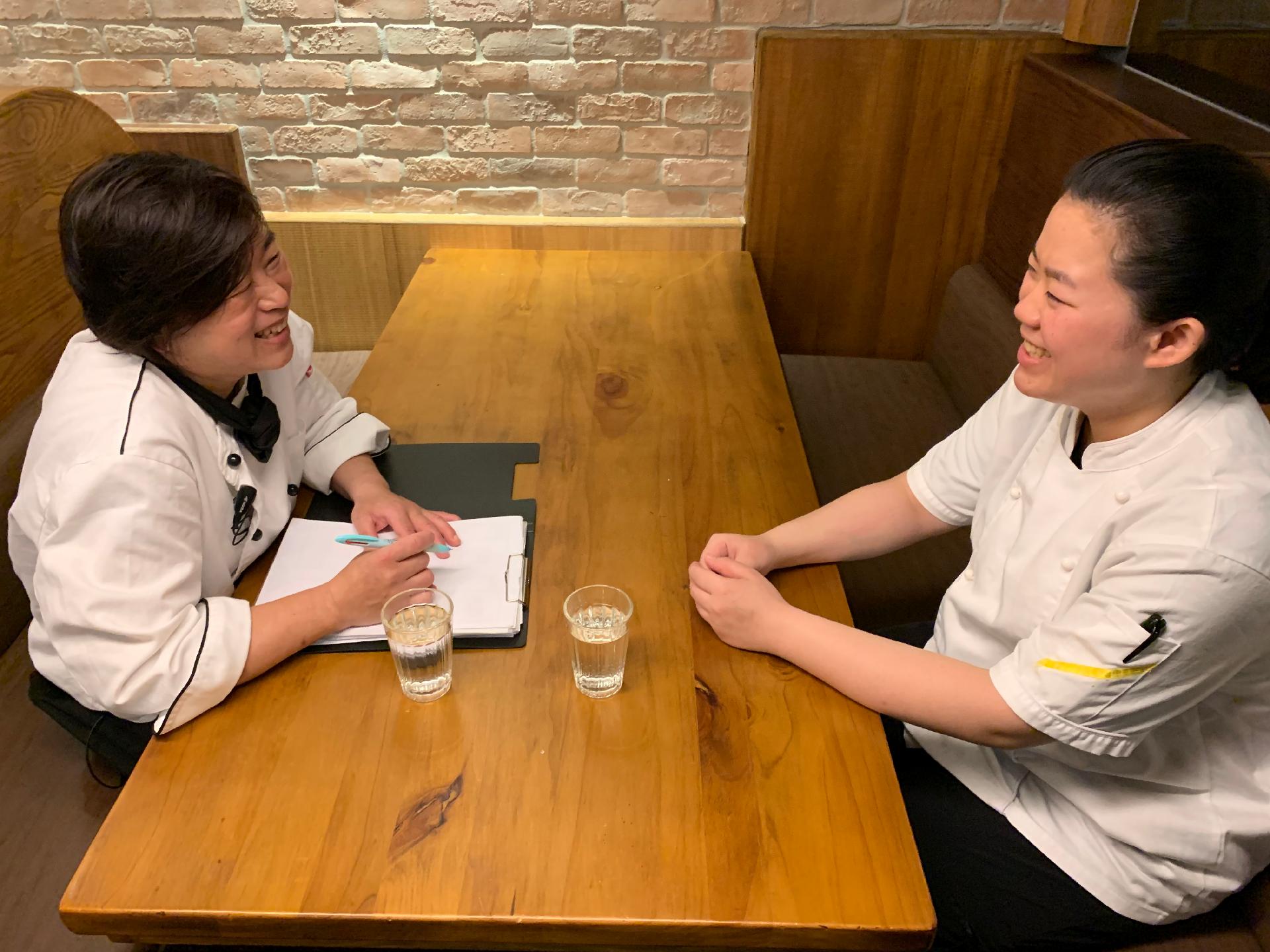 主廚和小蓁討論工作適應情況.jpg