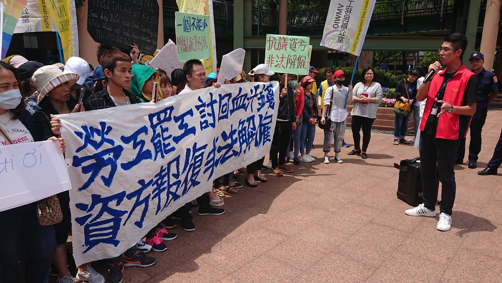 美堤越南移工至新北市政府陳情.jpg