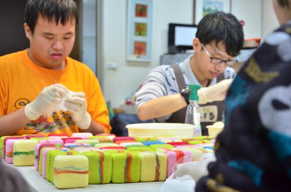 庇護員工開心地趕工包裝.jpg