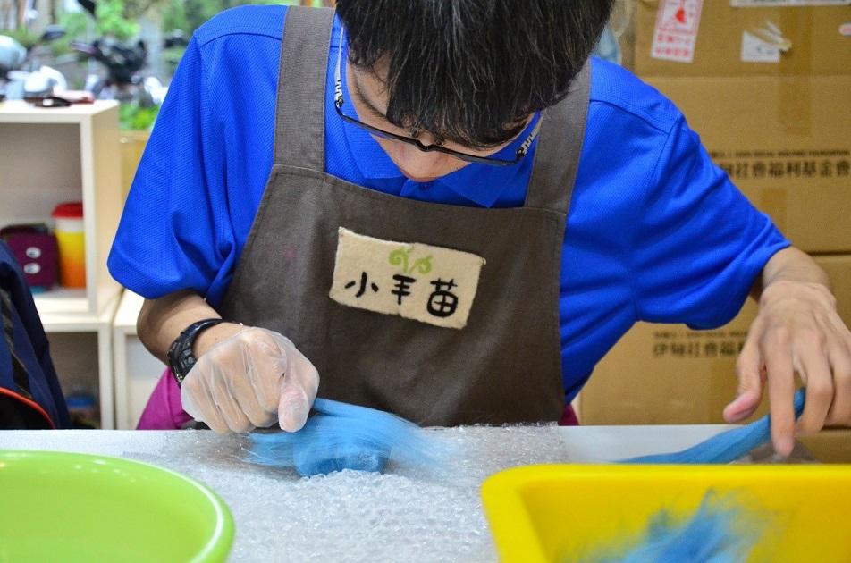 庇護員工專注製作羊苗皂.jpg