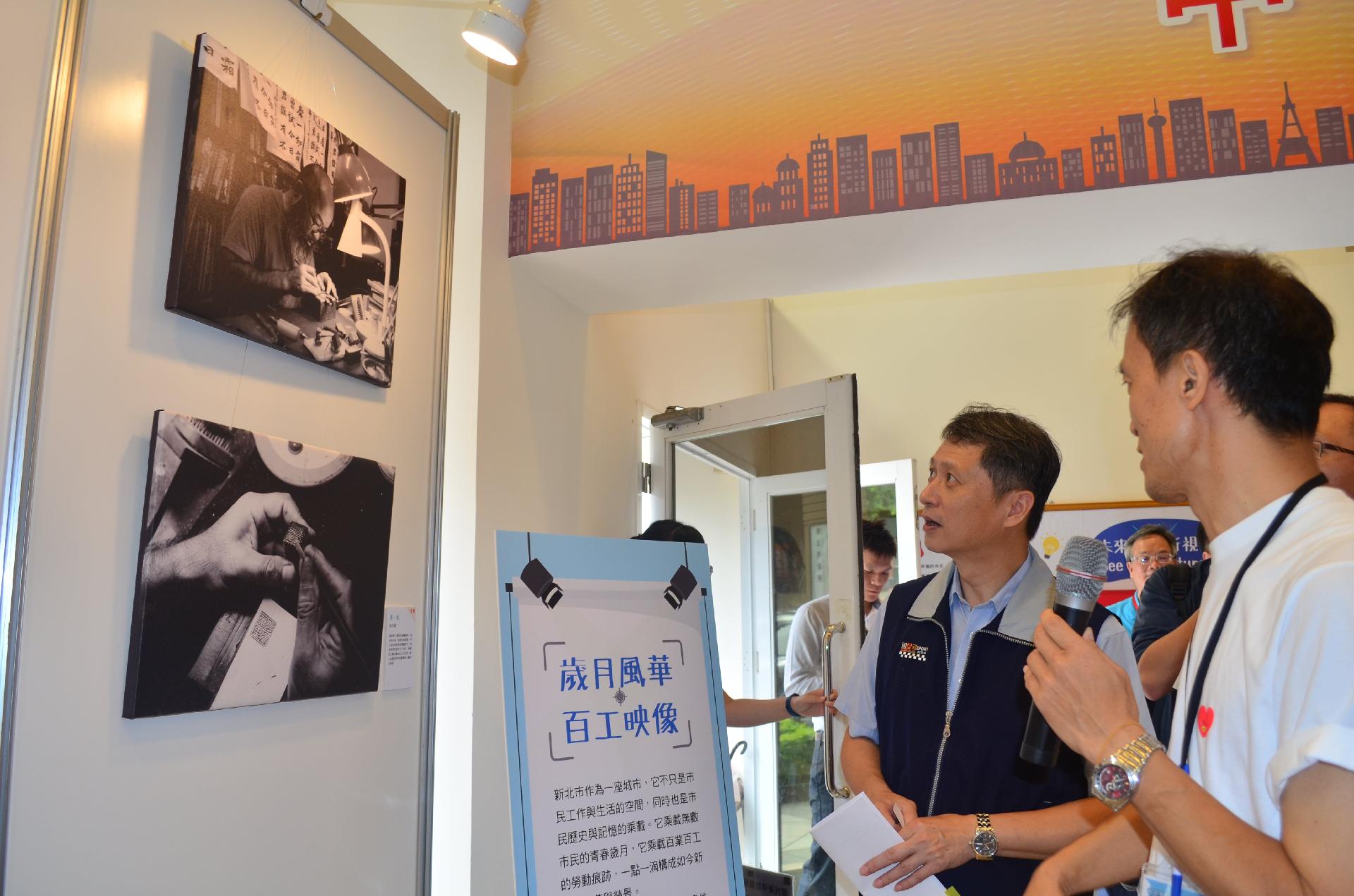 局長在導覽陪同下參觀靜態攝影展.jpg