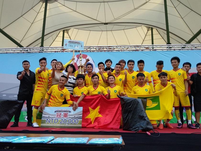 新北市國際勞工足球友誼總決賽將於明日展開，圖為去年足球參賽冠軍隊伍.jpg