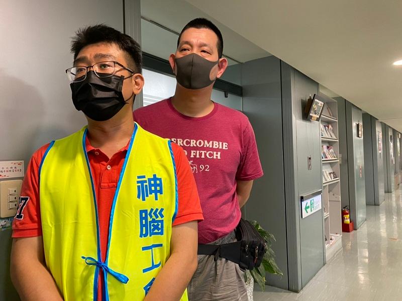 左為受解雇的神腦工會理事長陳政國，右為理事章金成.jpg