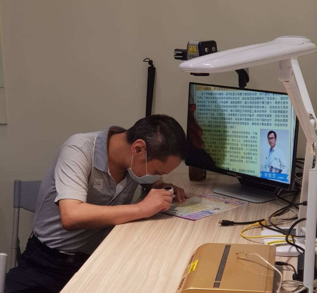 視障者利用放大鏡及桌上型擴視機閱讀文字.jpg