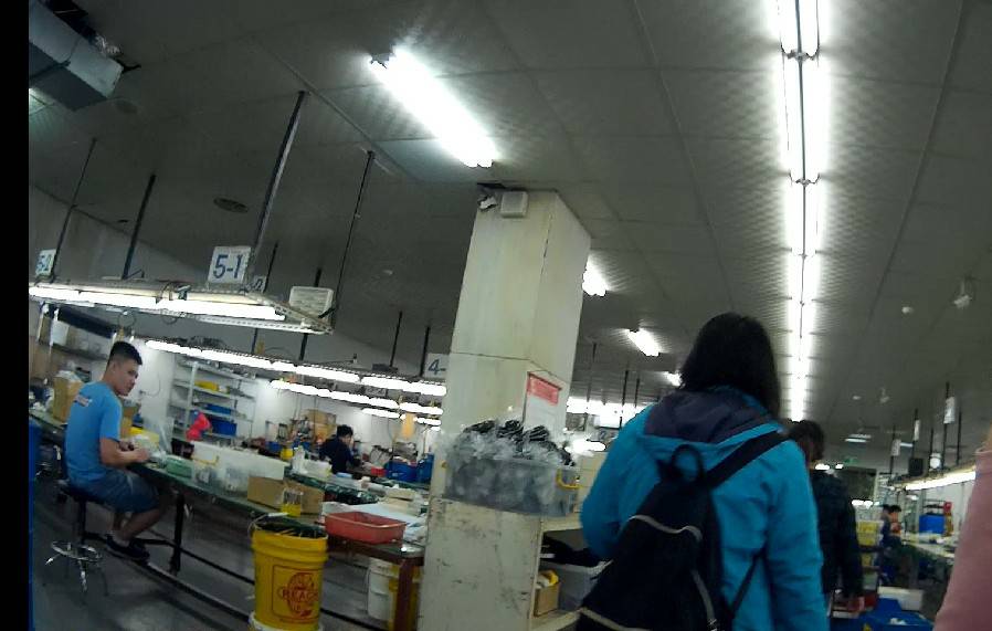 勞工局巡查廠內移工確認身分.jpg