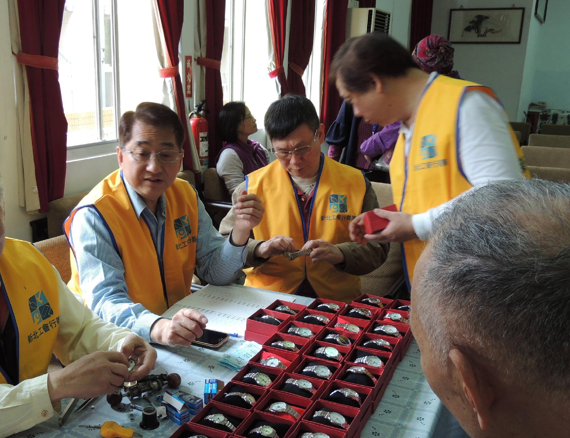 鐘錶眼鏡工會至偏鄉協助弱勢維修手錶.jpg