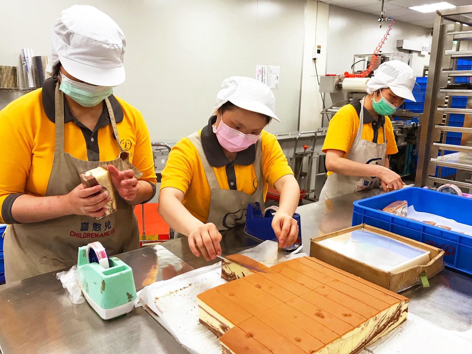 喜憨兒庇護工場內的庇護員工工作照.jpg