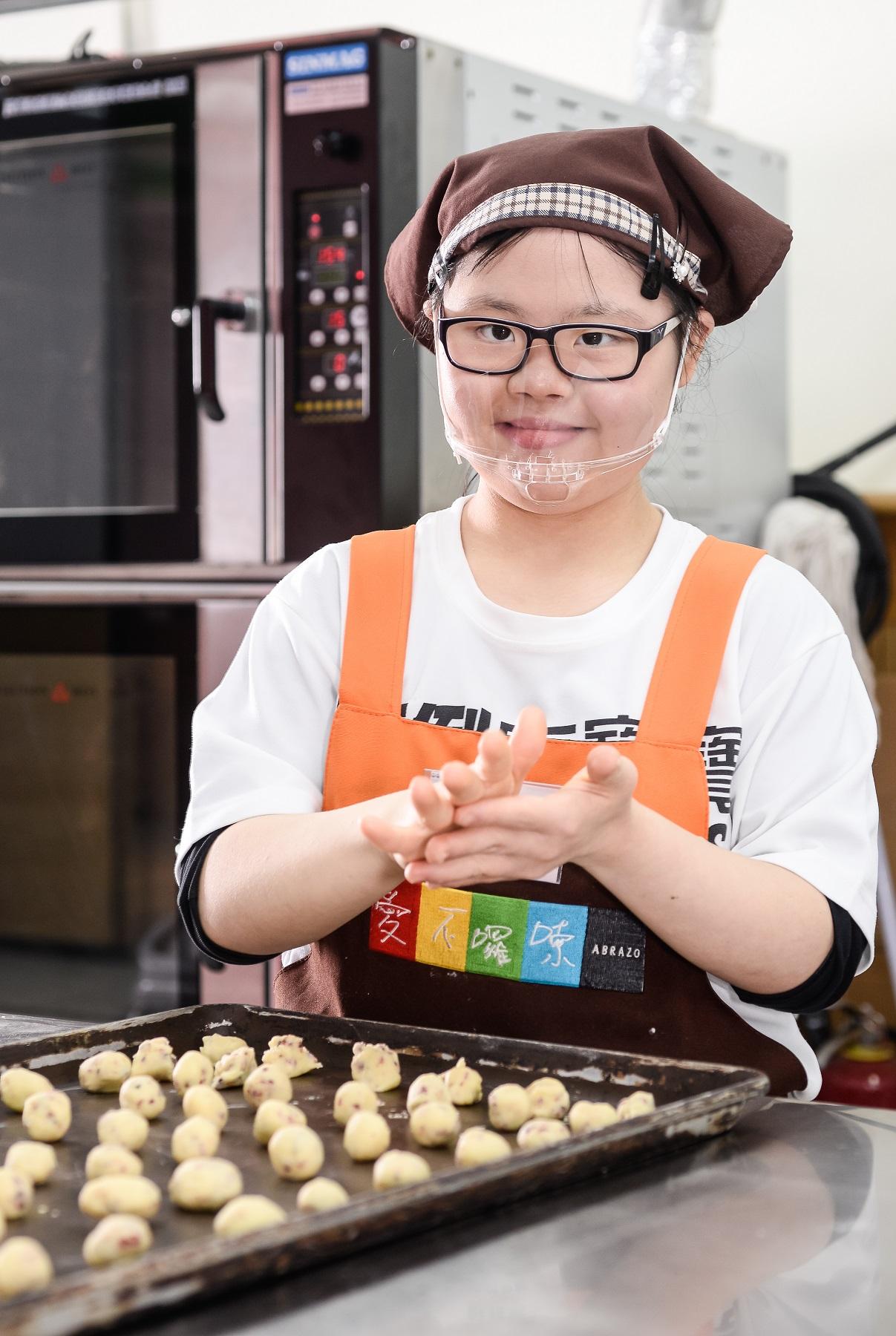 愛不囉嗦庇護工場的庇護員工揉捏製成餅乾.jpg
